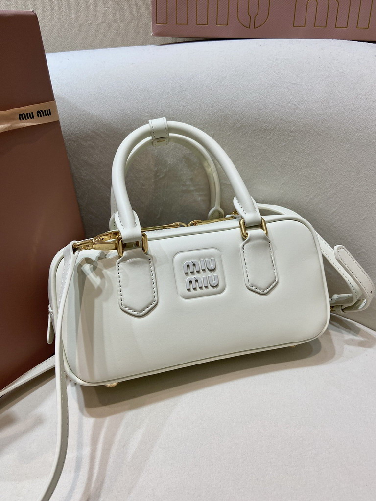 Miu 5BB142 22x10.5x7.5cm AP3