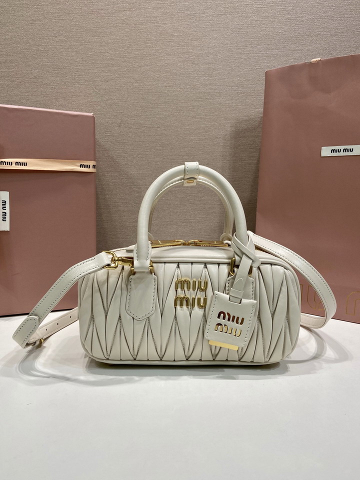 Miu 5BB142 23x12x8cm AP7